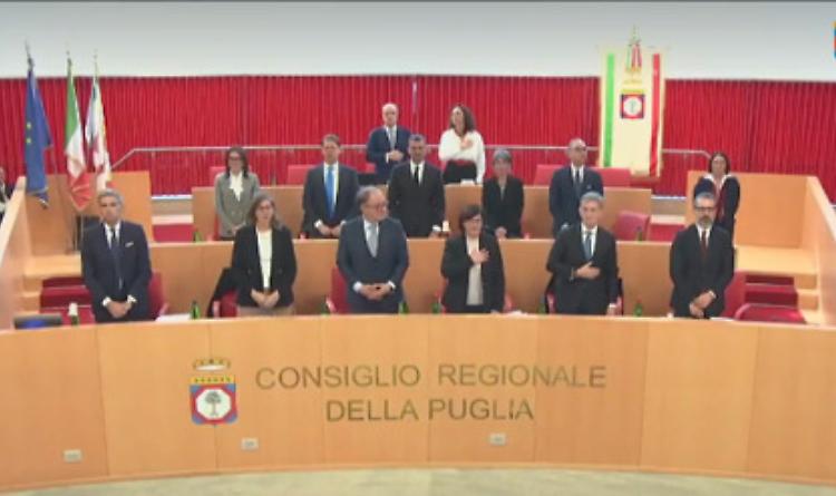 La Puglia riparte dall'abbraccio tra Decaro e Lobuono e i voti dal centrodestra per il presidente Pd del Consiglio