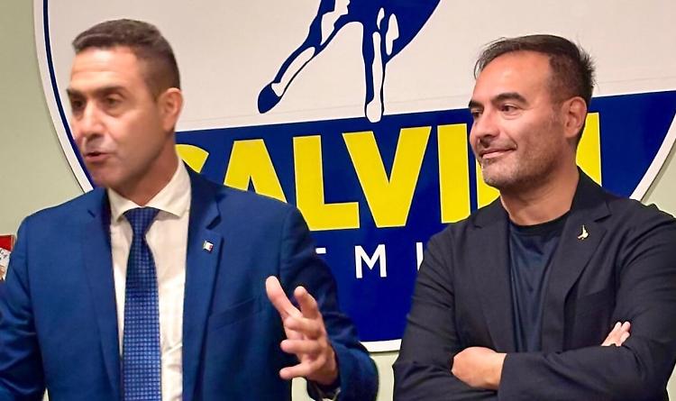 In Puglia in fila per arruolarsi con il generle Vannacci, il "caporale" Sasso passa in rassegna le truppe