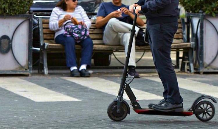 Foggia, muore l&rsquo;88enne investito da un 13enne in monopattino: primo decesso in provincia per un incidente di questo tipo