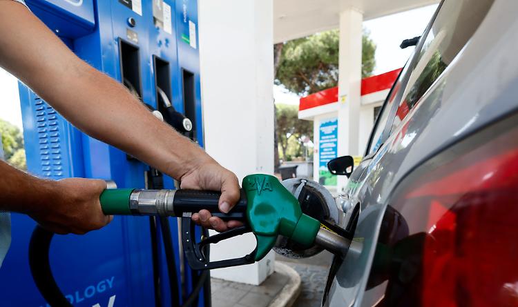Dura poco la pezza del Governo al buco dei carburanti di nuovo alle stelle: in Basilicata la benzina pi&ugrave; "salata" d'Italia