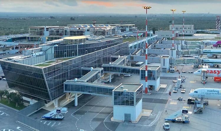 La Puglia paga la guerra di Trump e Netanyahu all'Iran: l'aeroporto di Brindisi senza carburante per gli aerei